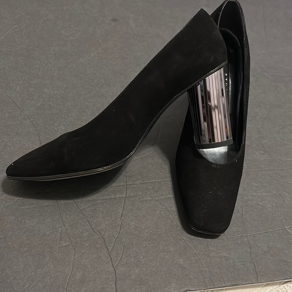 STUART. WEITZMANWOMEN SHOE SIZE7 1/2SUEDE BLACK